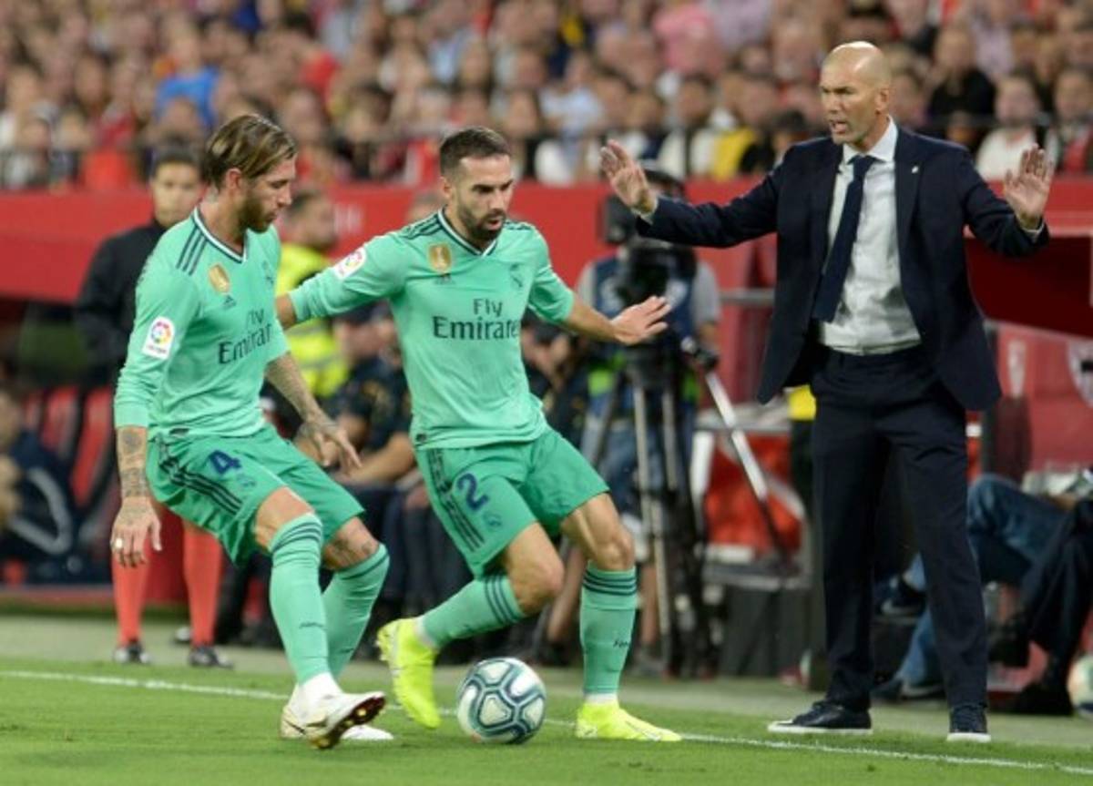 No viste en TV: Besito de Zidane a Benzema y James Rodríguez se ''estrella'' en el Sánchez-Pizjuán