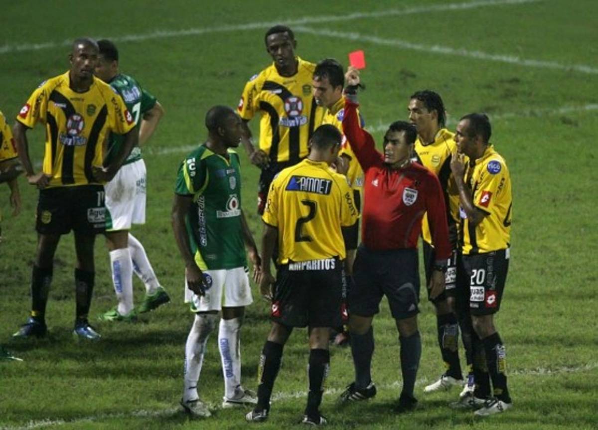 Los 11 futbolistas con más expulsiones en la historia de la Liga Nacional