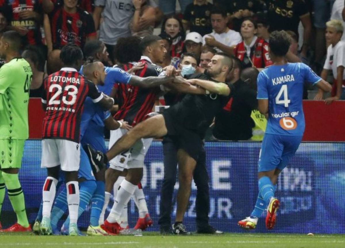 Botellazos, pelea entre aficionados y jugadores y emboscadas: los incidentes en la Ligue 1 de Francia en la 2021/22