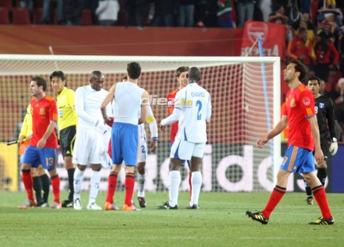 ¡Piqué sufrió con Welcome! Las imágenes del España-Honduras en Sudáfrica 2010