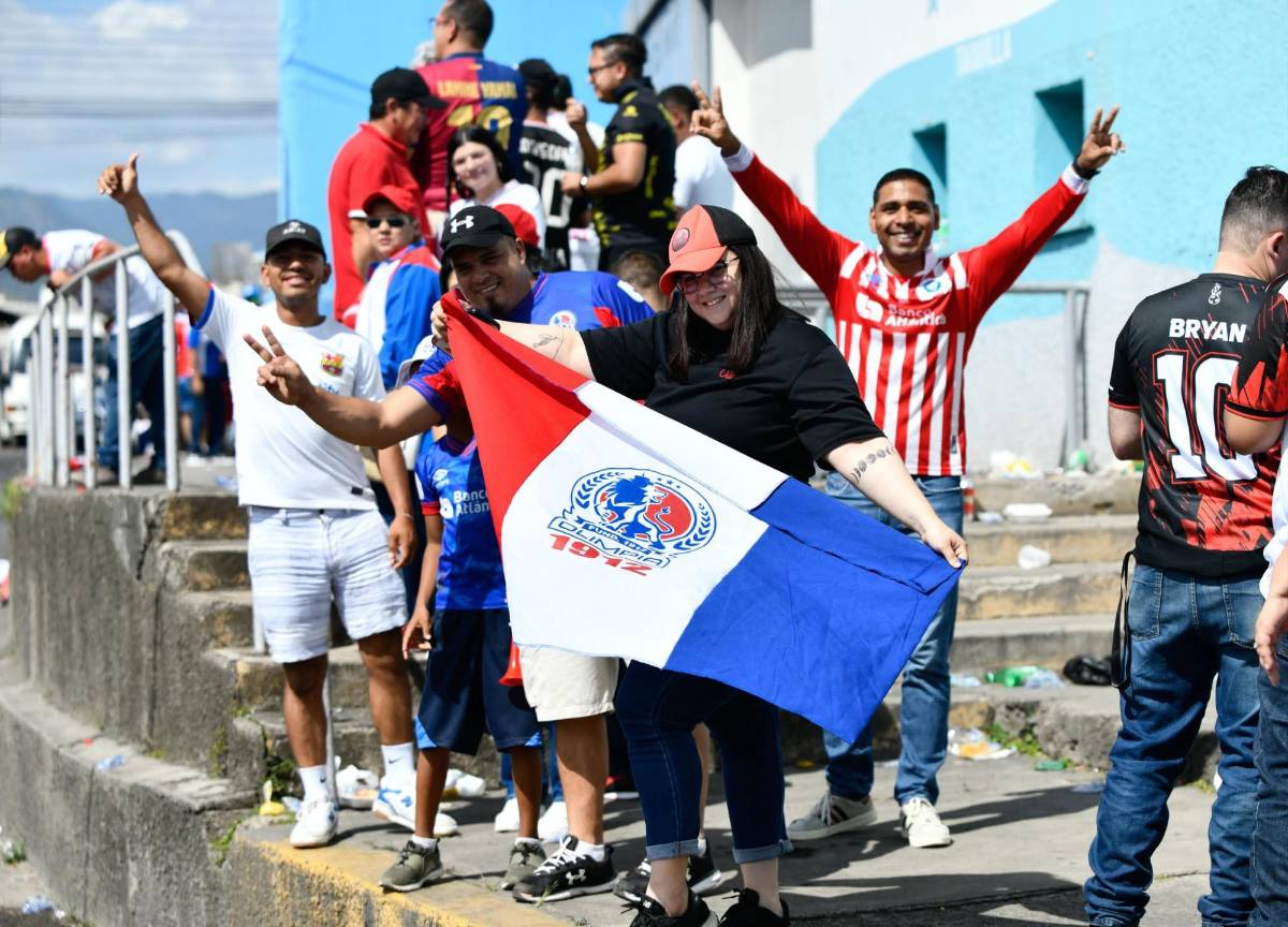 Espectacular llegada de la Ultra Fiel, la chica de Olimpia que fue la sensación y llenazo en el Chelato Uclés para la final