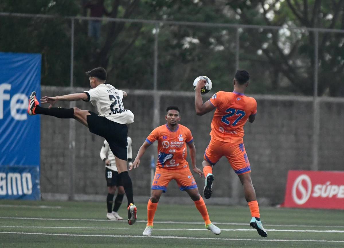 Eduardo Espinel no la pasó bien, sorpresas a la llegada y hasta en paila para ver al Olimpia contra los Lobos de la UPNFM