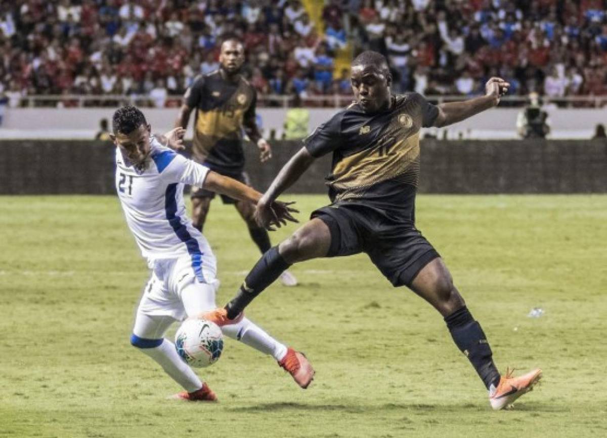 Costa Rica's player Joel Campbell (R) vies for the ball with Nicaragua's player Francisco Flores (L) during their CONCACAF Gold Cup 2019 football match, at the National Stadium in San Jose, Costa Rica, on June 16, 2019. (Photo by Ezequiel BECERRA / AFP)
