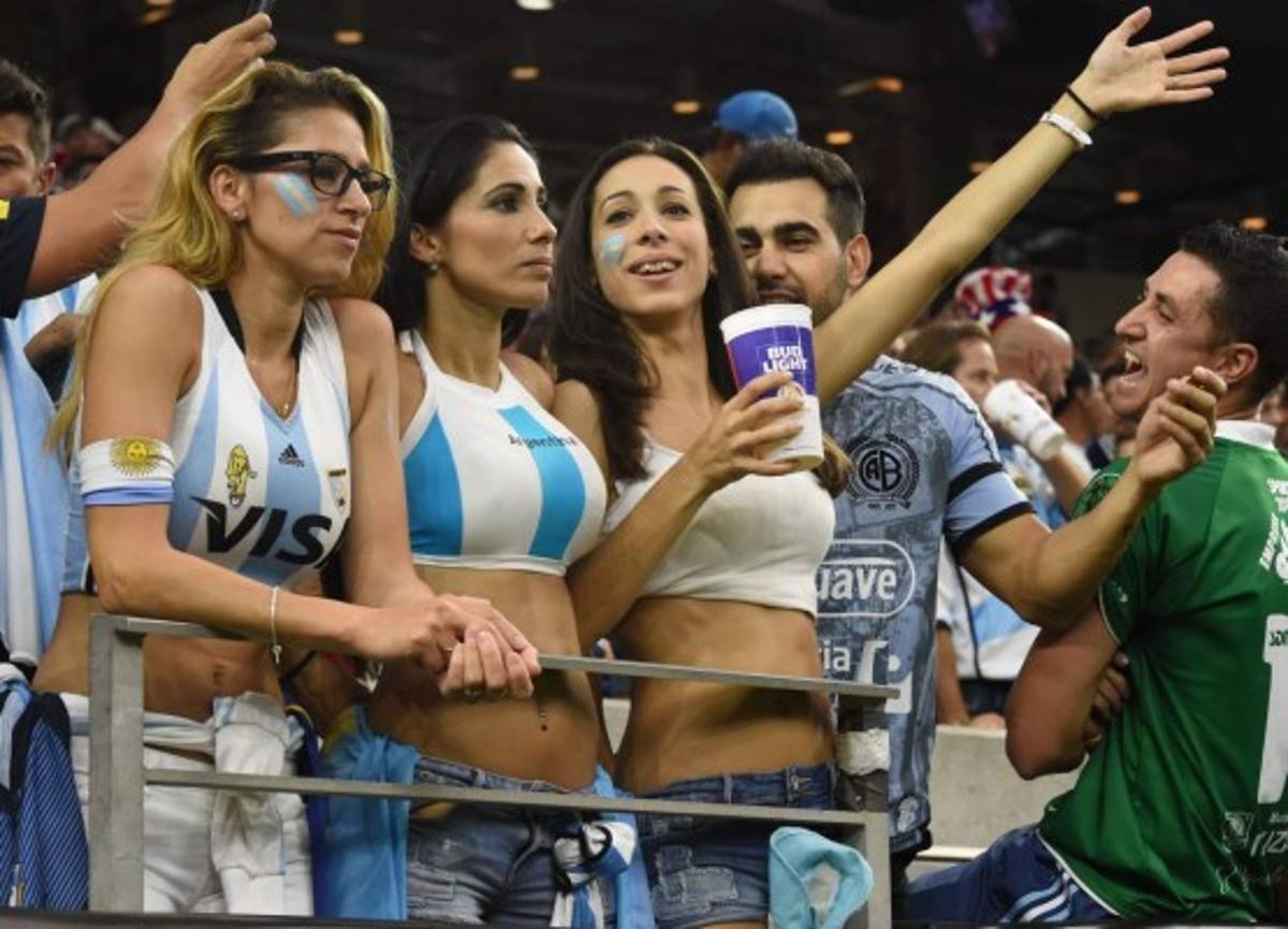 Las chicas lindas que engalanaron la semifinal de Argentina y Estados Unidos