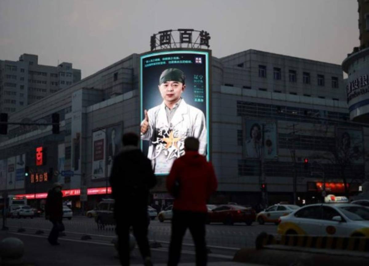 Así celebran médicos chinos en Wuhan tras el primer día sin casos de coronavirus