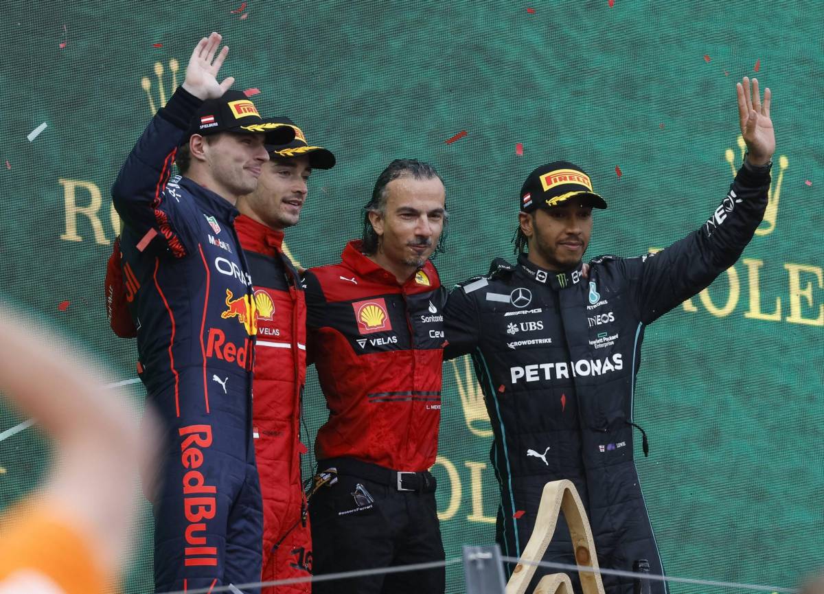 Leclerc junto a Max Verstappen, Charles Leclerc, Laurent Mekies y Lewis Hamilton celebrate