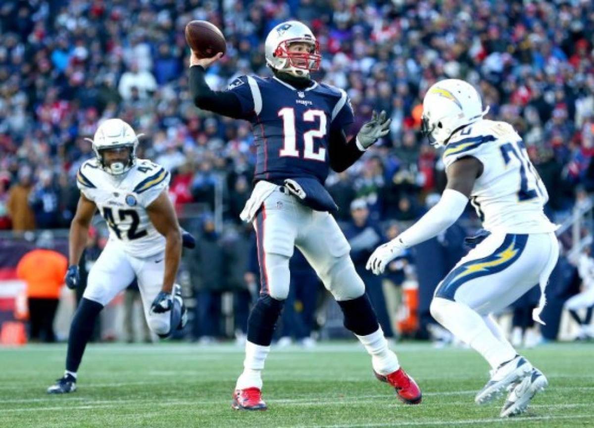 FOXBOROUGH, MASSACHUSETTS - JANUARY 13: Tom Brady #12 of the New England Patriots throws during the third quarter in the AFC Divisional Playoff Game against the Los Angeles Chargers at Gillette Stadium on January 13, 2019 in Foxborough, Massachusetts. Adam Glanzman/Getty Images/AFP