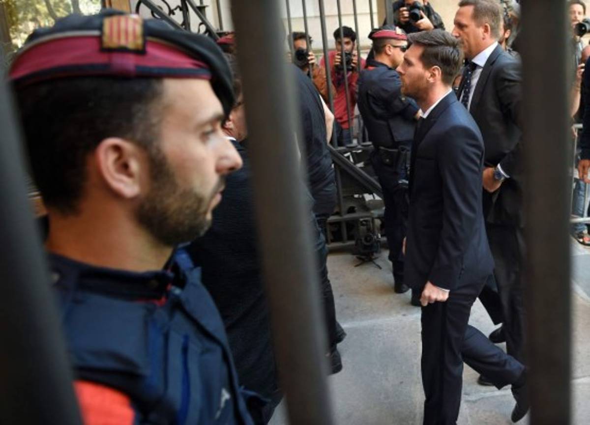 Fotos: Hostil recibimiento a Messi en la puerta del juzgado en Barcelona