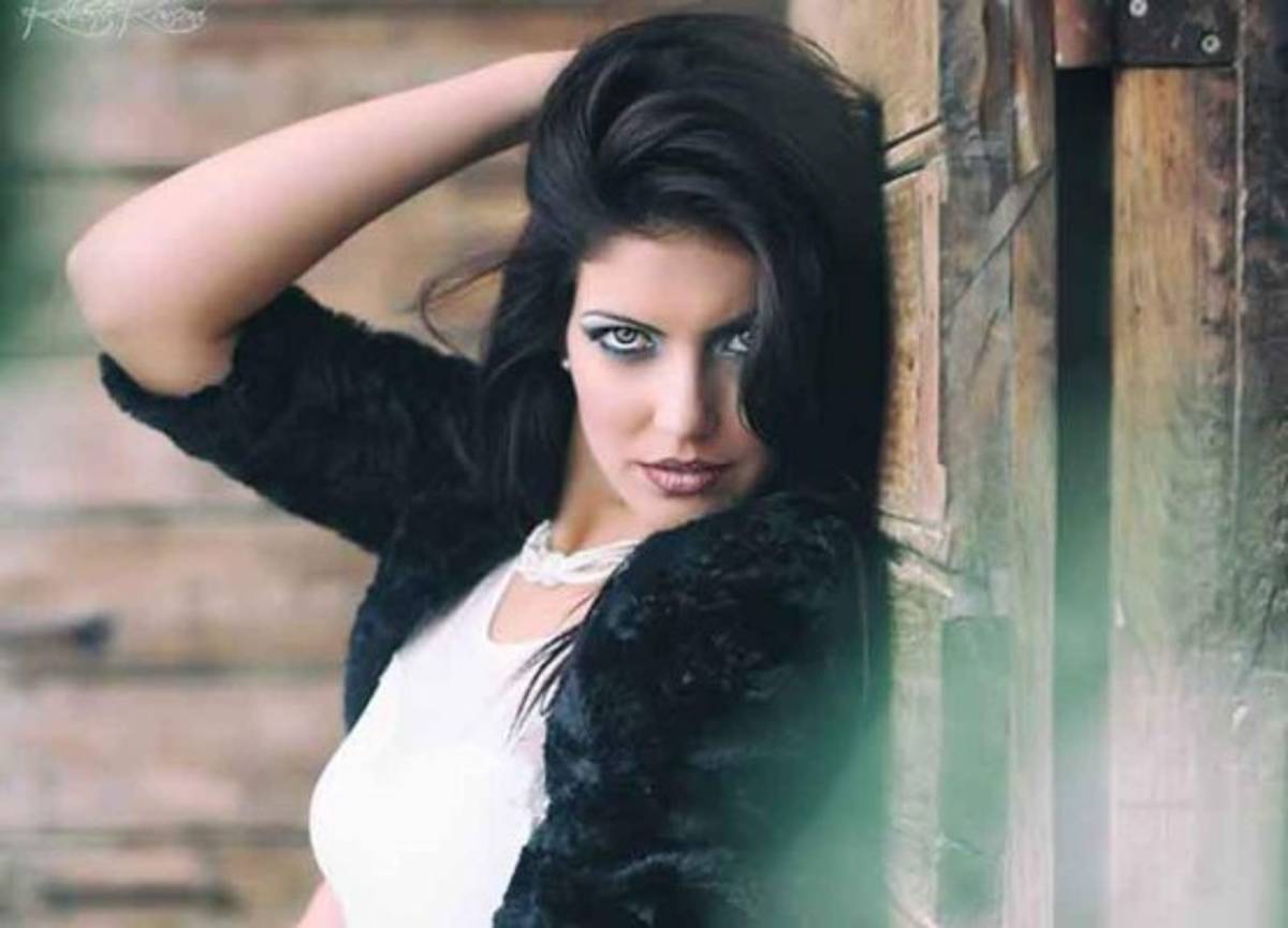 Galería: Modelo italiana promete desnudarse si el Cagliari de David Suazo asciende