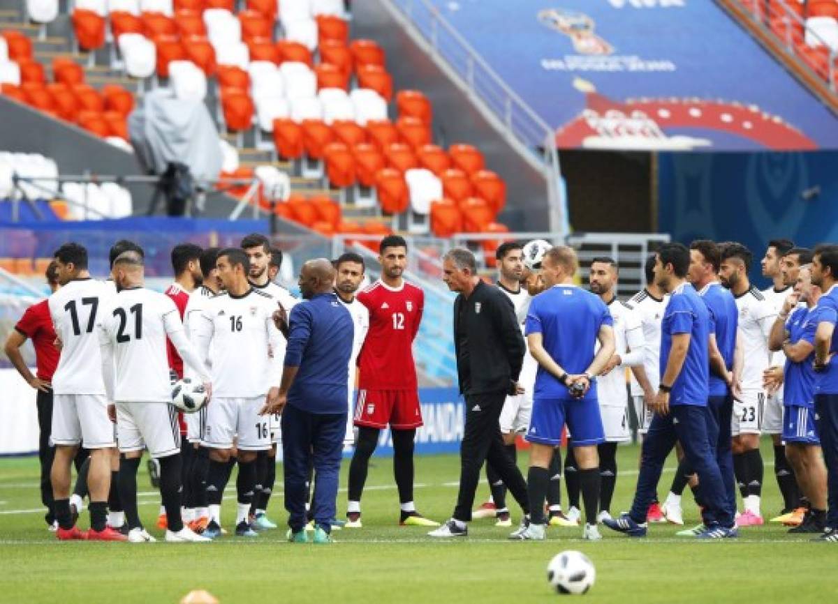 Saransk (Russian Federation), 24/06/2018.- Iran's head coach Carlos Queiroz (C) leads his team's training session in Saransk, Russia, 24 June 2018. Iran will face Portugal in the FIFA World Cup 2018 group B preliminary round soccer match on 25 June 2018. (Mundial de Fútbol, Rusia) EFE/EPA/RUNGROJ YONGRIT EDITORIAL USE ONLY