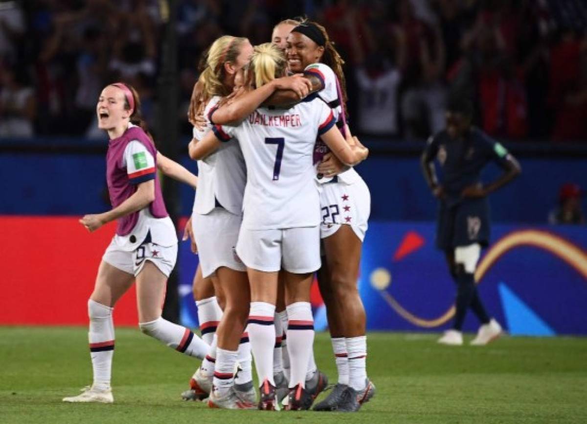 United States' players celebrates at the end the France 2019 Women's World Cup quarter-final football match between France and United States, on June 28, 2019, at the Parc des Princes stadium in Paris. (Photo by FRANCK FIFE / AFP)