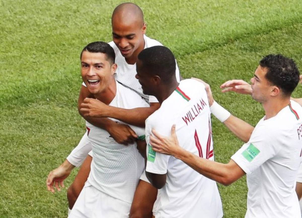 Moscow (Russian Federation), 20/06/2018.- Cristiano Ronaldo (L) of Portugal celebrates with his teammates after scoring the 1-0 lead during the FIFA World Cup 2018 group B preliminary round soccer match between Portugal and Morocco in Moscow, Russia, 20 June 2018. (RESTRICTIONS APPLY: Editorial Use Only, not used in association with any commercial entity - Images must not be used in any form of alert service or push service of any kind including via mobile alert services, downloads to mobile devices or MMS messaging - Images must appear as still images and must not emulate match action video footage - No alteration is made to, and no text or image is superimposed over, any published image which: (a) intentionally obscures or removes a sponsor identification image; or (b) adds or overlays the commercial identification of any third party which is not officially associated with the FIFA World Cup) (Mundial de Fútbol, Moscú, Marruecos, Rusia) EFE/EPA/SERGEI CHIRIKOV EDITORIAL USE ONLY