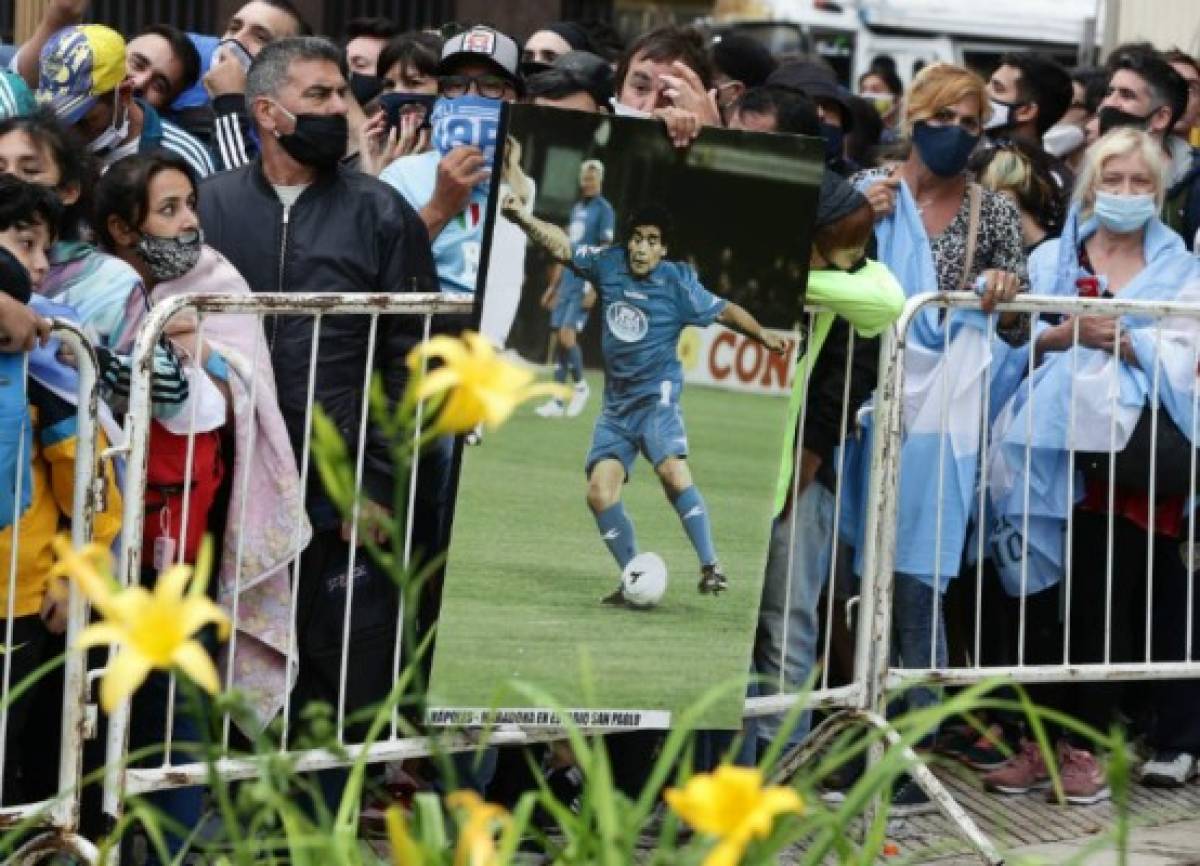 Desgarrador y todos llorando: Así le dieron el último adiós a Diego Maradona en Argentina  