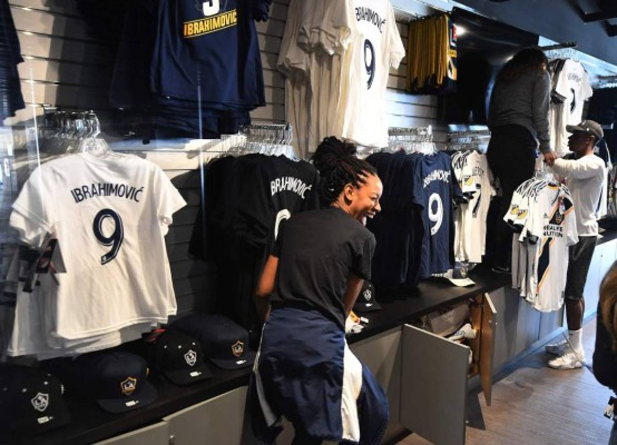 EN FOTOS: 'Ibramanía' en Los Angeles con llegada de Zlatan... ¿Qué se dijo con Jona dos Santos?