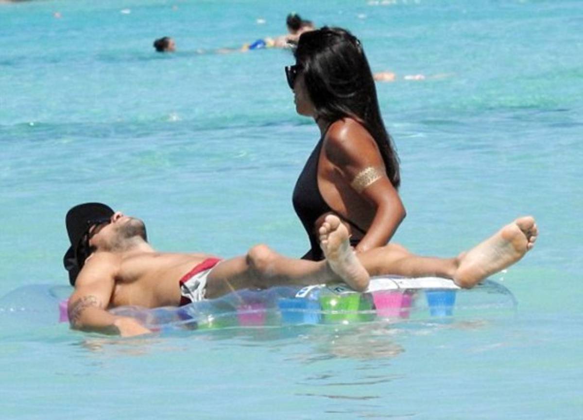 Fábregas deslumbra junto a su explosiva pareja Daniella Semaan de 38 años