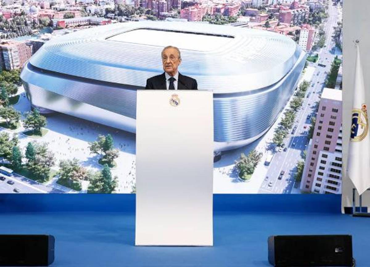 Así fue presentado Xabi Alonso como nuevo técnico del Real Madrid: acompañado por su esposa y el contrato que firmó