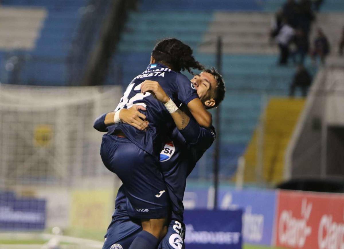 Doble récord y los besos de Auzmendi en su hat-trick y emotivo debut en el Motagua, ¿quién es el niño que brilló?