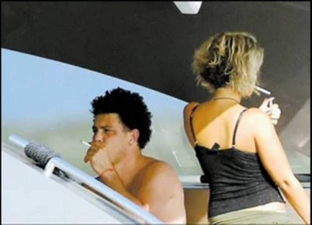 Los grandes futbolistas por el mundo que fueron captados fumando