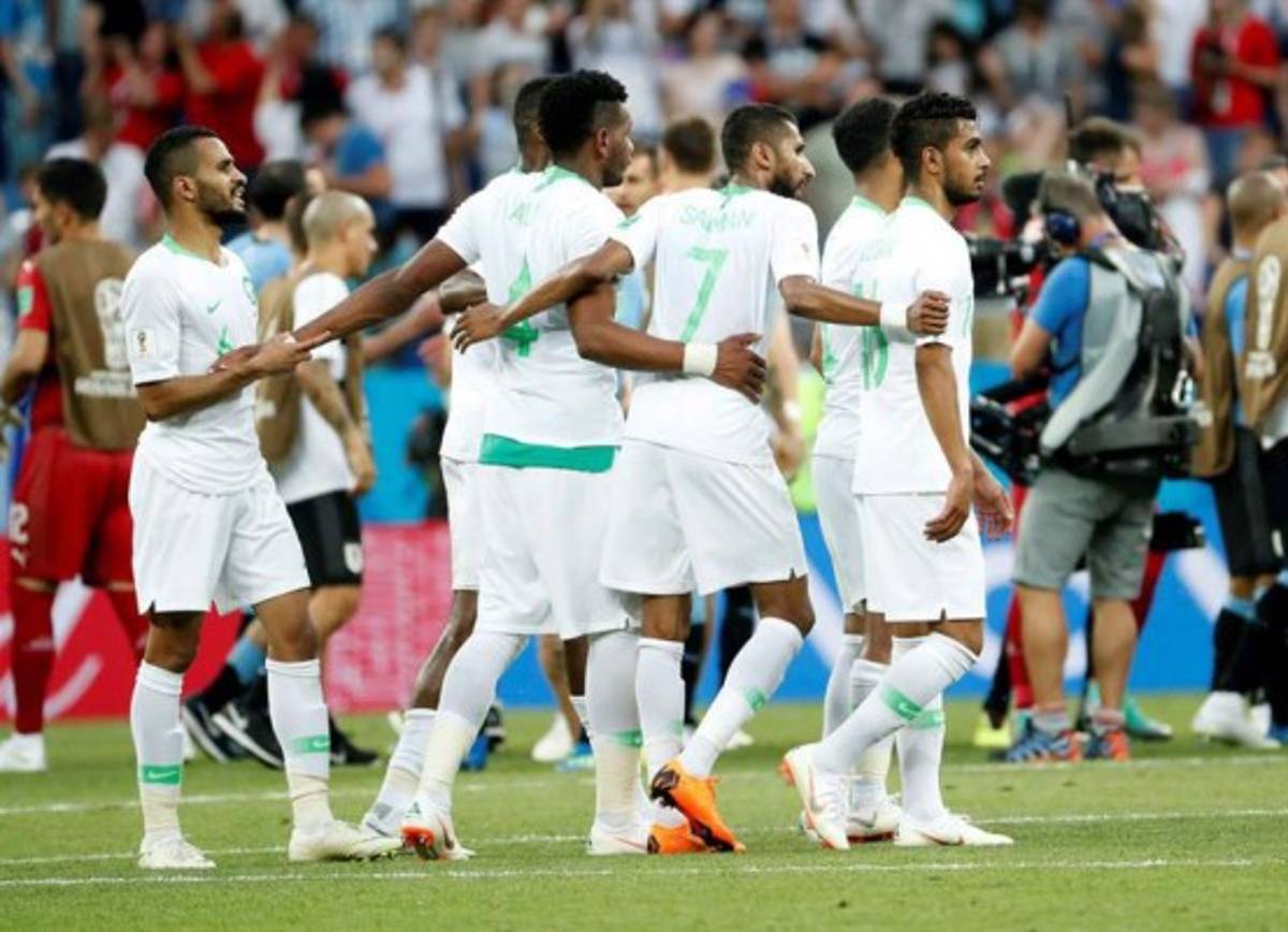 NO VISTE EN TV: Afición de Arabia Saudita da el ejemplo y grandes gestos de Suárez y Cavani