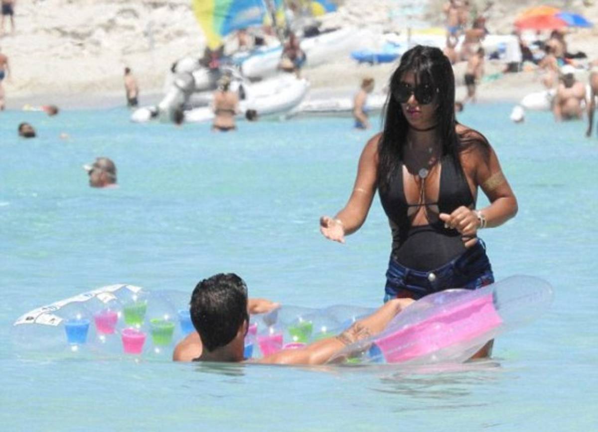 Fábregas deslumbra junto a su explosiva pareja Daniella Semaan de 38 años