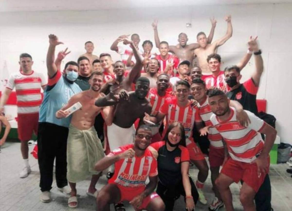 La foto de la celebración 'íntima' en el Yankel: lo que no viste en TV en el triunfo del Vida ante Marathón