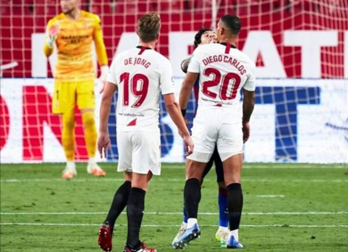 Fotos: El calentón y bronca de Messi en el Sevilla-Barcelona y la despedida a un amigo