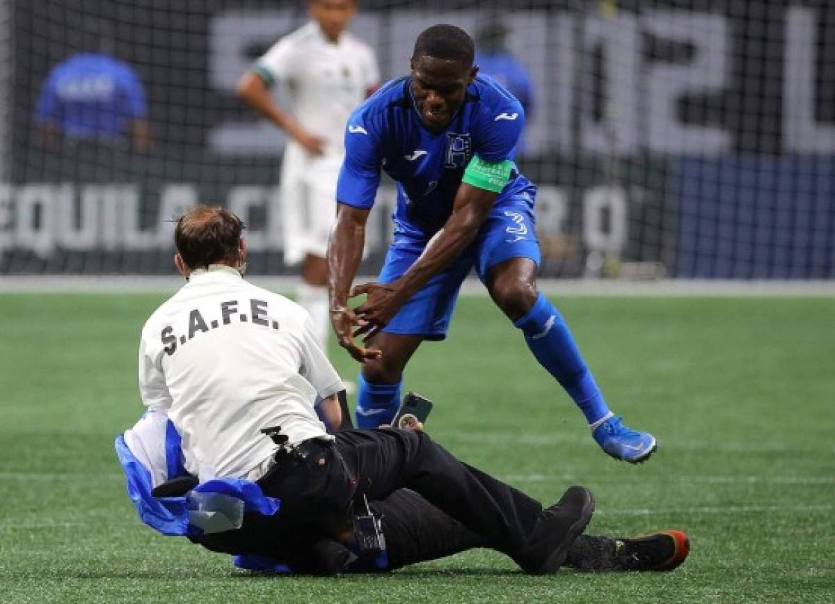 ATLANTA, GEORGIA - JUNE 12: A member of the field security personnel tackles a fan running on the pitch towards Maynor Figueroa #3 of Honduras during the second half of an international friendly against Mexico at Mercedes-Benz Stadium on June 12, 2021 in Atlanta, Georgia. Kevin C. Cox/Getty Images/AFP (Photo by Kevin C. Cox / GETTY IMAGES NORTH AMERICA / Getty Images via AFP)
