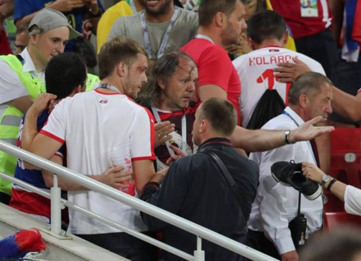 CURIOSO: El show de Neymar, jugador queda 'desnudo' y ¡pelea en las gradas!