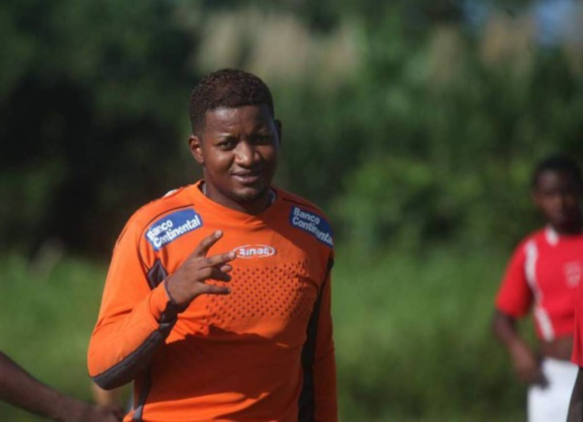 Rambo de León, el rey: Los futbolistas hondureños con más equipos en toda su carrera