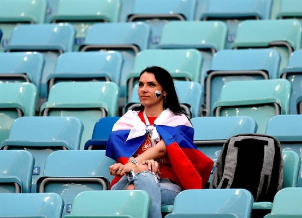 ¡Qué bellas! Las aficionadas rusas y croatas deslumbran en el estadio de Sochi