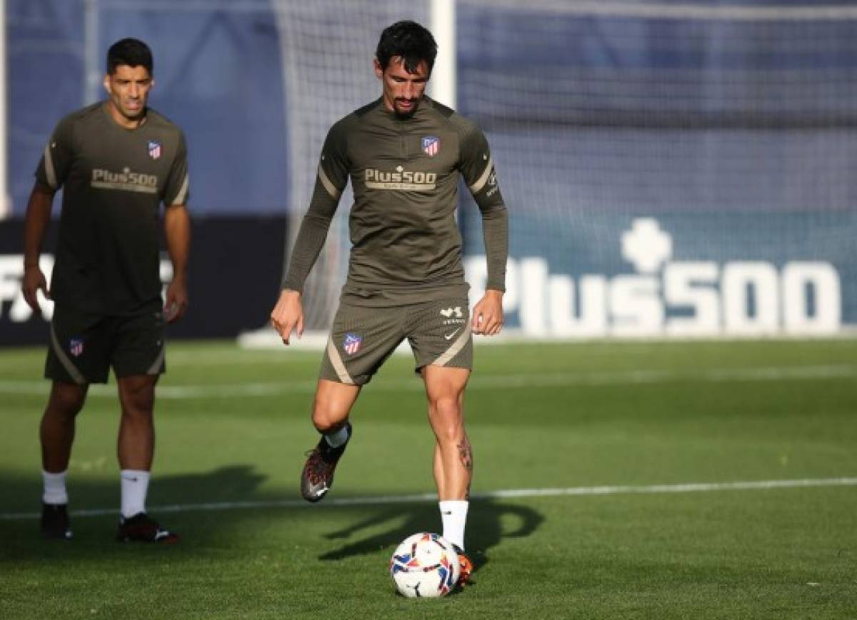 El 'pasillo' y el abrazo de Simeone: Así fue el primer entrenamiento de Luis Suárez con el Atlético