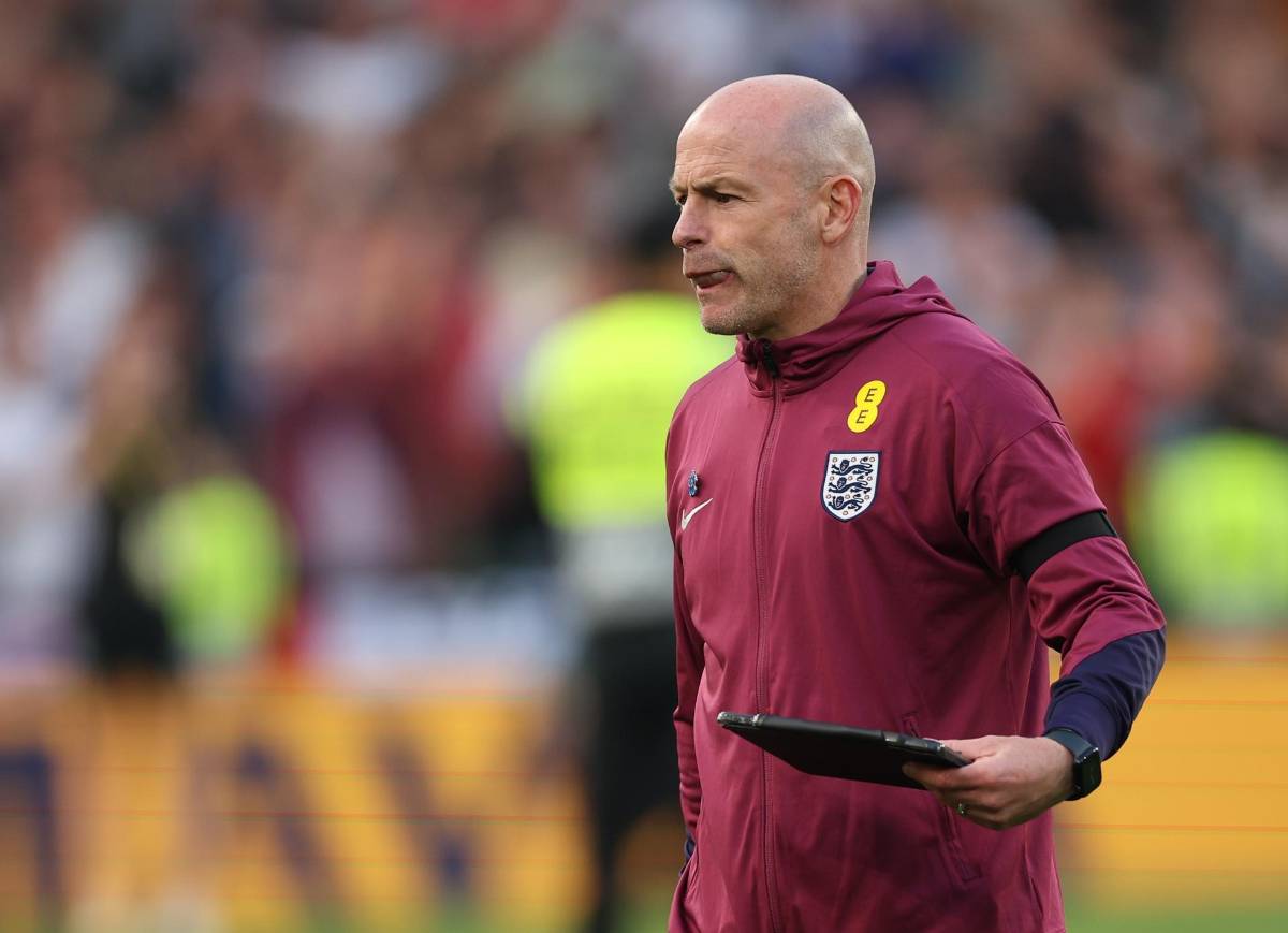 No cantó el himno de la Selección Inglaterra y piden que se vaya del equipo: “Es una traición, no está capacitado”