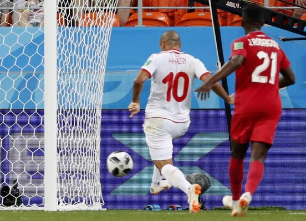 Saransk (Russian Federation), 28/06/2018.- Wahbi Khazri (L) of Tunisia scores the 2-1 lead during the FIFA World Cup 2018 group G preliminary round soccer match between Panama and Tunisia in Saransk, Russia, 28 June 2018. (RESTRICTIONS APPLY: Editorial Use Only, not used in association with any commercial entity - Images must not be used in any form of alert service or push service of any kind including via mobile alert services, downloads to mobile devices or MMS messaging - Images must appear as still images and must not emulate match action video footage - No alteration is made to, and no text or image is superimposed over, any published image which: (a) intentionally obscures or removes a sponsor identification image; or (b) adds or overlays the commercial identification of any third party which is not officially associated with the FIFA World Cup) (Mundial de Fútbol, Rusia, Túnez, Túnez) EFE/EPA/RUNGROJ YONGRIT EDITORIAL USE ONLY