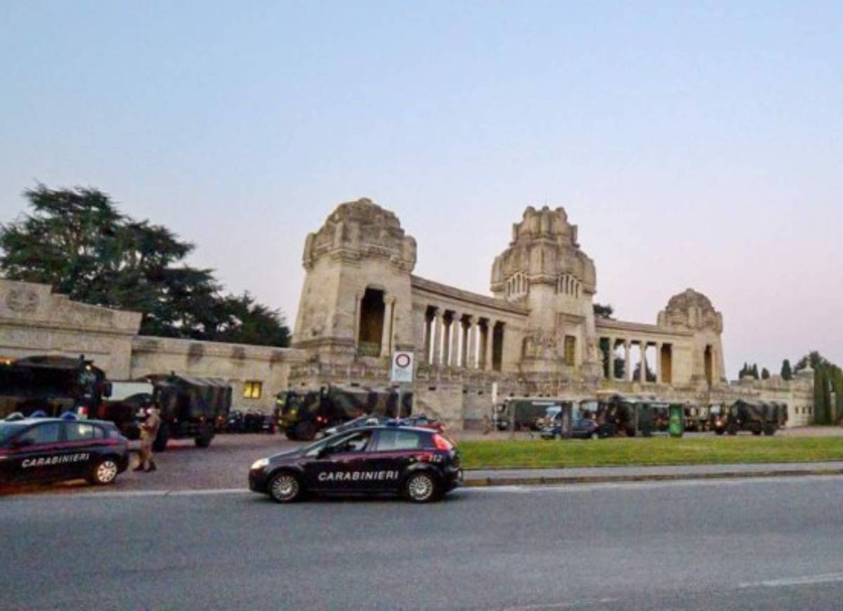 El drama del coronavirus en Italia: Camiones del ejército trasladan decenas de cuerpos para incinerar