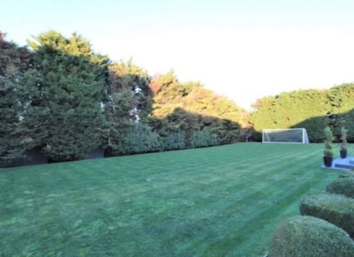 Hasta con campo de fútbol: La lujosa mansión que no puede vender Andy Carroll, futbolista inglés