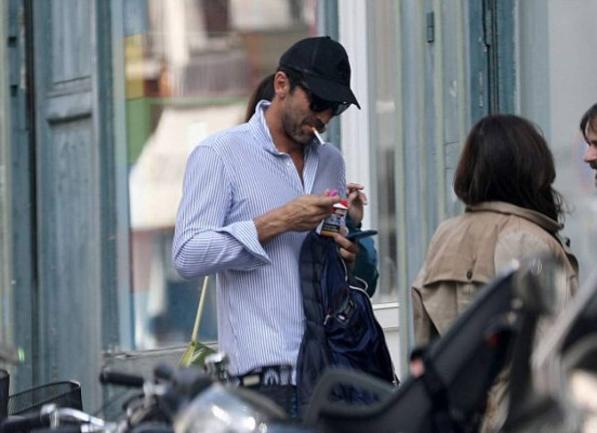 ¡Otro más! Las grandes figuras que fueron cazadas y son adictas al cigarrillo