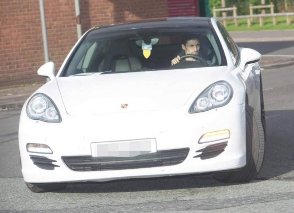 Jesús Navas deja su humilde coche y se compra un supercarro de lujo