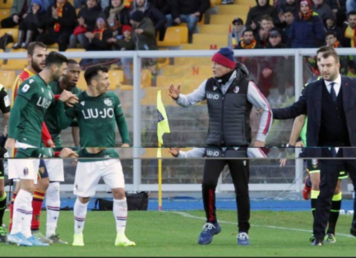 Gary Medel se pelea con su entrenador Sinisa Mihajlovic en pleno partido en Italia