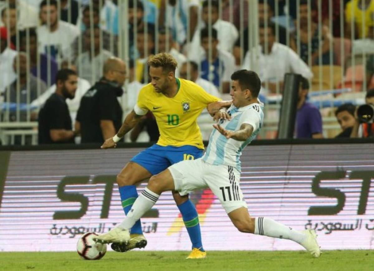 Brazil's forward Neymar (L) fights for the ball with Argentina's forward Angel Correa during the friendly football match Brazil vs Argentina at the King Abdullah Sport City Stadium in Jeddah on October 16, 2018. (Photo by - / AFP)