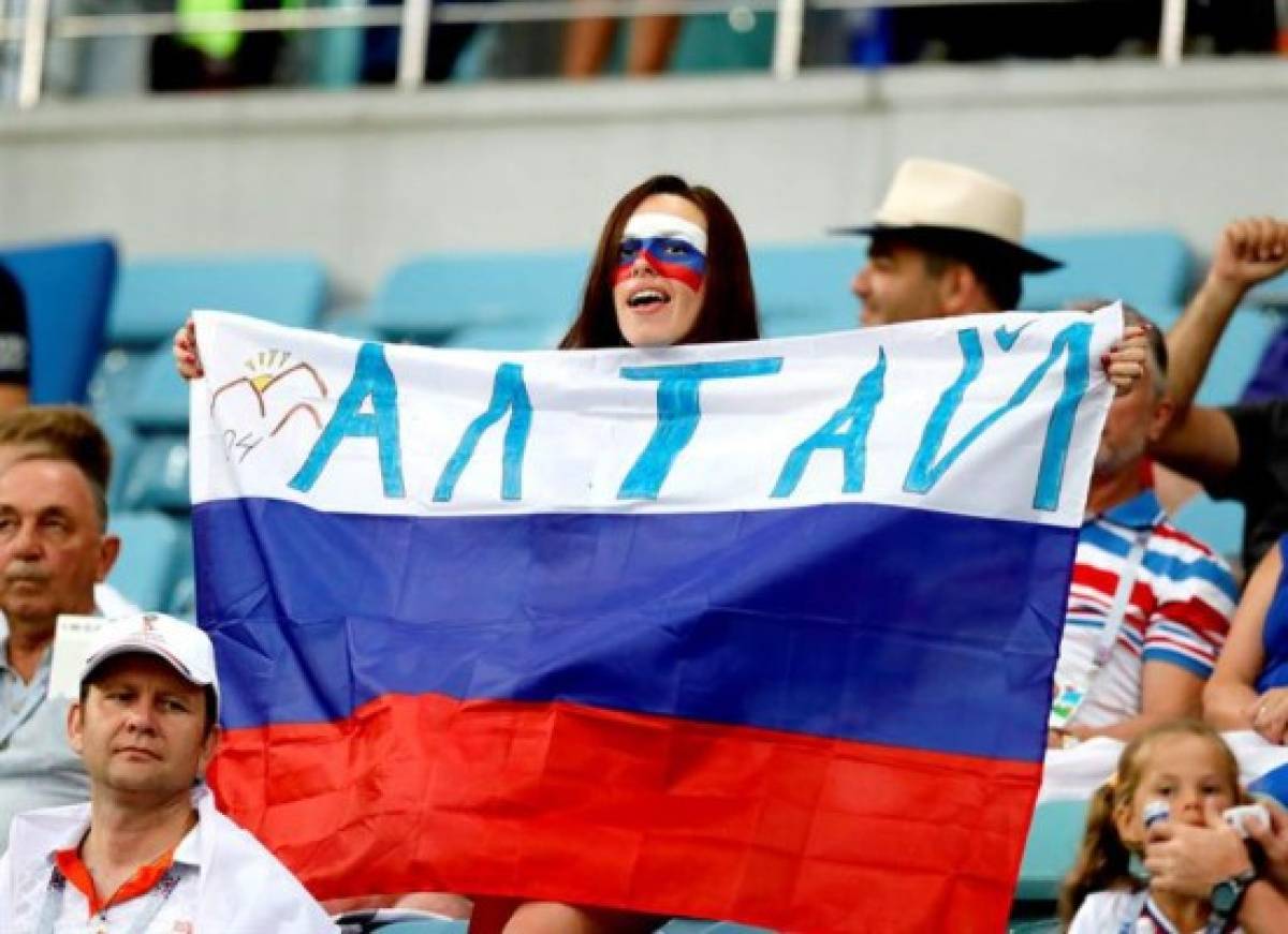 ¡Qué bellas! Las aficionadas rusas y croatas deslumbran en el estadio de Sochi