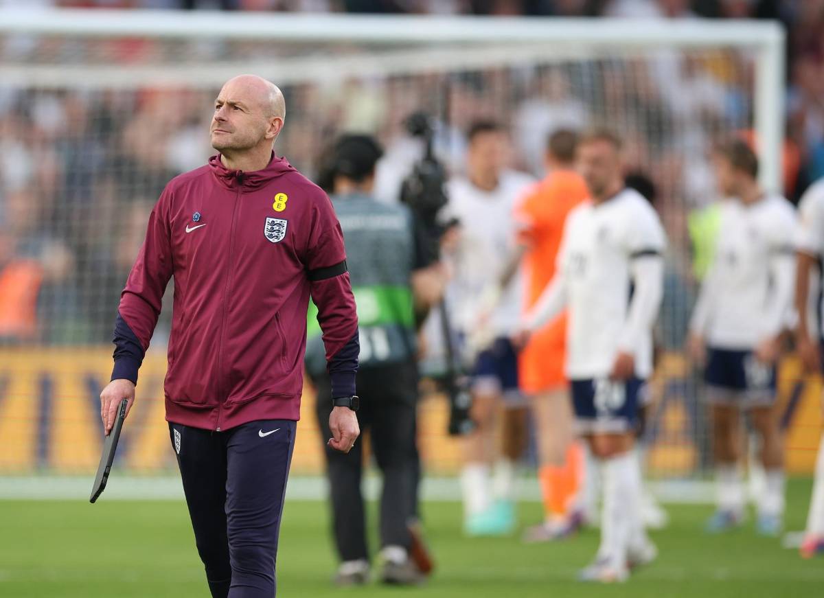 No cantó el himno de la Selección Inglaterra y piden que se vaya del equipo: “Es una traición, no está capacitado”