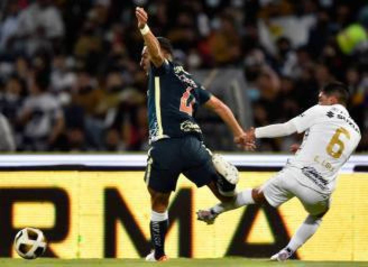 Cáceres y Lira se disputan el esférico en los cuartos de final del fútbol mexicano.