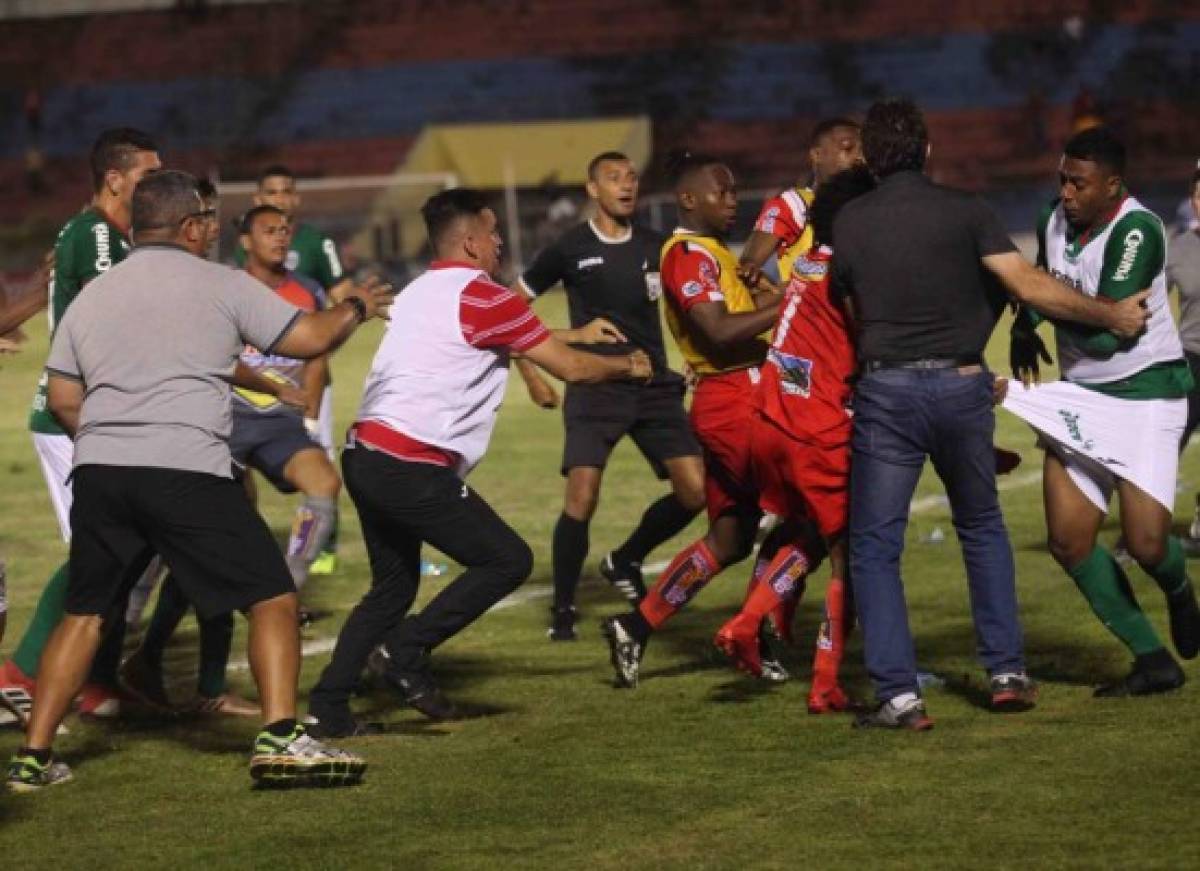 En fotos: Así fue el violento enfrentamiento entre jugadores de Vida y Marathón