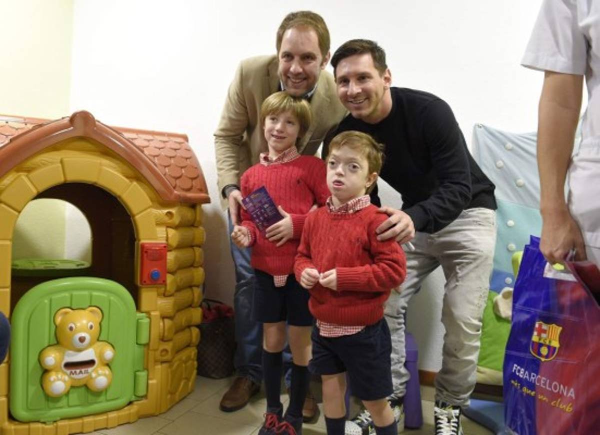 Lionel Messi se toma fotos y firma autógrafos en su visita a los hospitales de Barcelona