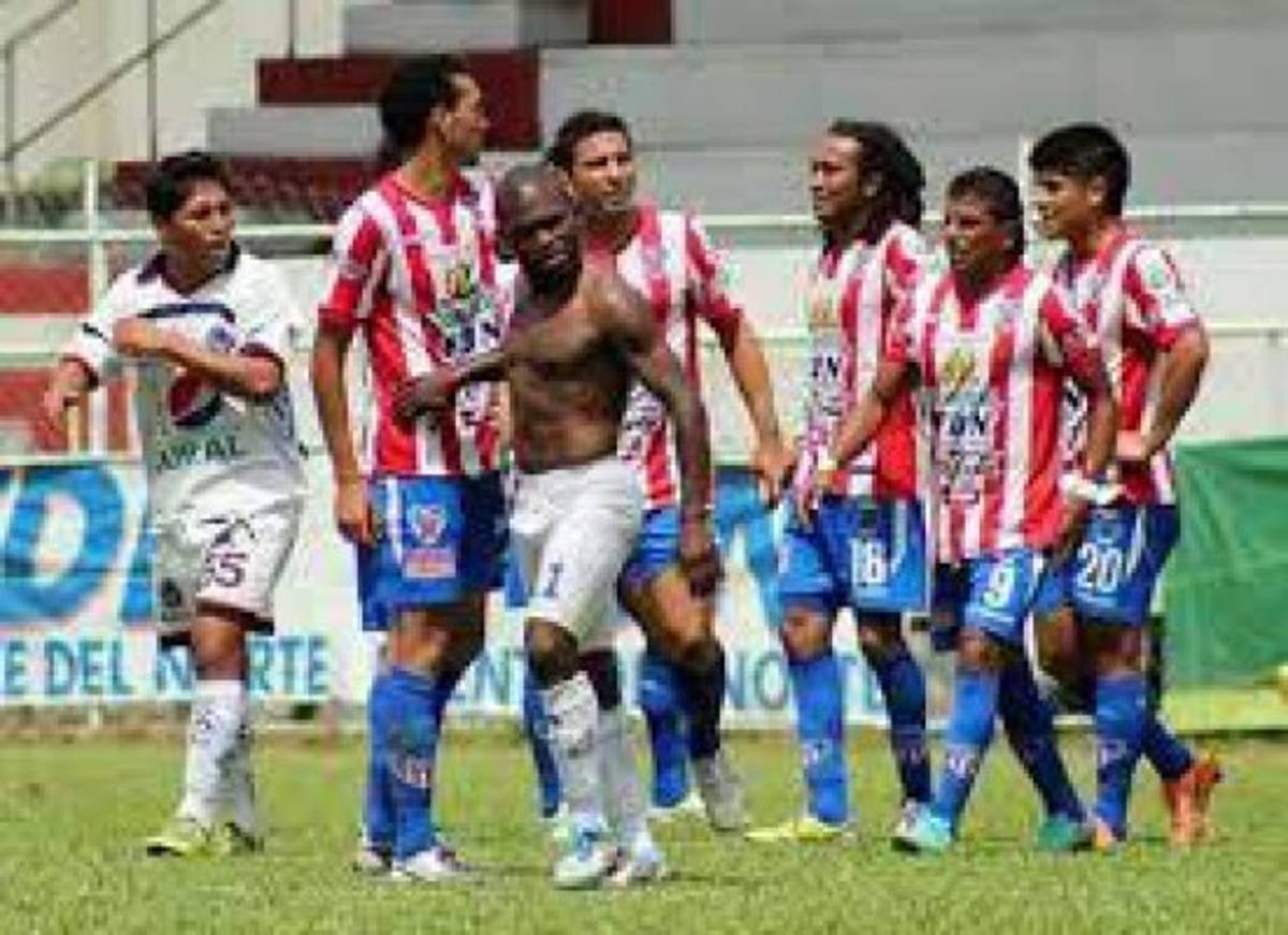 Baño de aceite quemado, uno apaleado y otro apedreado: futbolistas hondureños que fueron agredidos en el extranjero