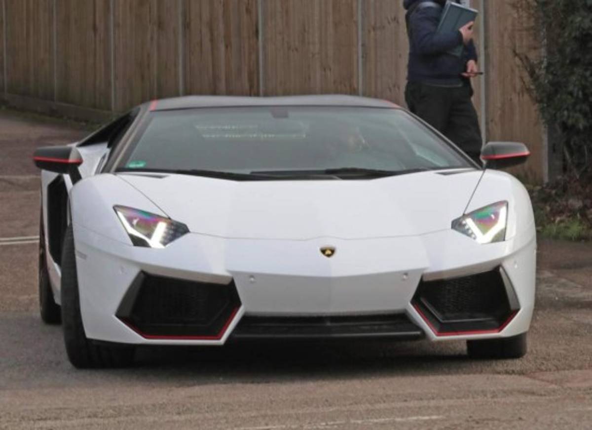 Los espectaculares autos en que llegan las estrellas del Arsenal a los entrenamientos