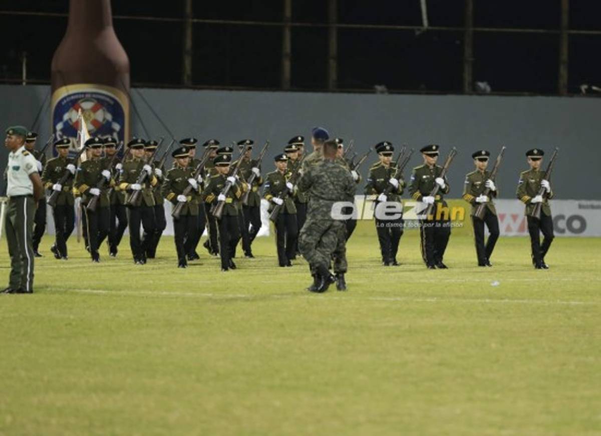 CURIOSAS: Policías en la cancha, pancarta y la acción de recogebalones