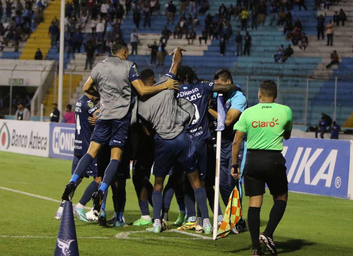 Doble récord y los besos de Auzmendi en su hat-trick y emotivo debut en el Motagua, ¿quién es el niño que brilló?