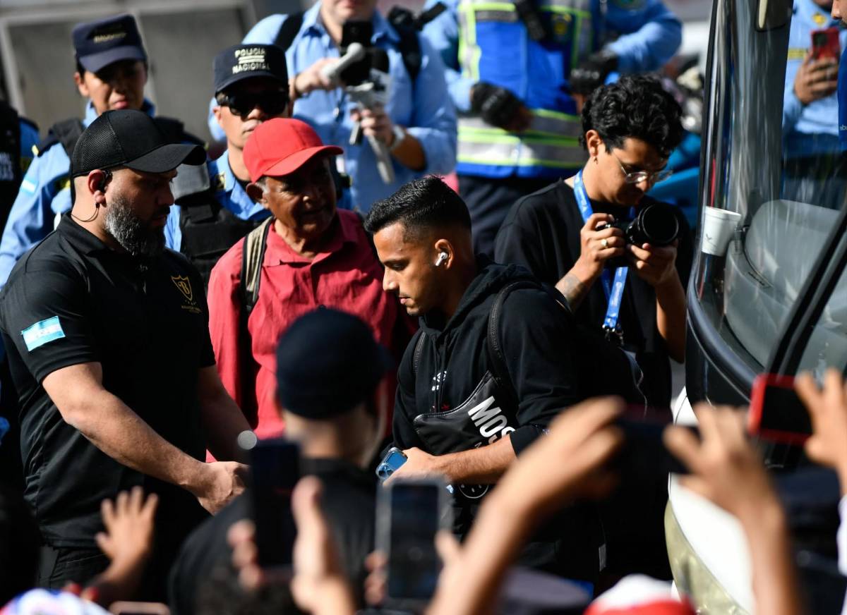 Espectacular llegada de la Ultra Fiel, la chica de Olimpia que fue la sensación y llenazo en el Chelato Uclés para la final