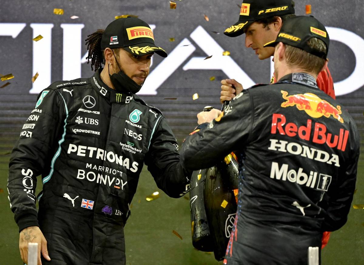 Lewis Hamilton y su felicitación a Max Verstappen tras el título mundial de F1.